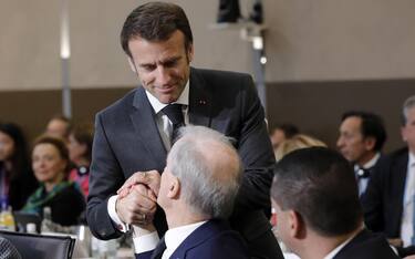 epa10363120 French President Emmanuel Macron greets attendees during a conference in solidarity with the Ukrainian people in Paris, France, 13 December 2022.  EPA/TERESA SUAREZ / POOL
