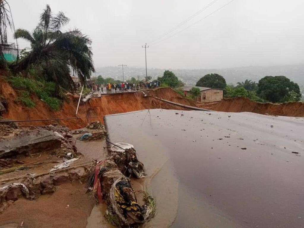 Una strada devastata dall'alluvione a Kinshasa