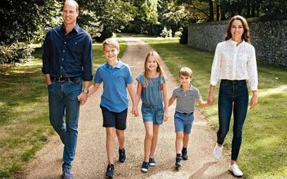 William e Kate con i figli, la foto in jeans per gli auguri di Natale