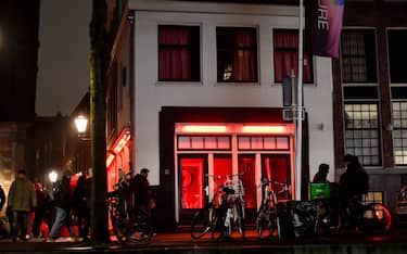 Amsterdam, quartiere a luci rosse con le vetrine coperte da tende