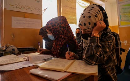 Afghanistan, i talebani vietano l'accesso all'università alle ragazze