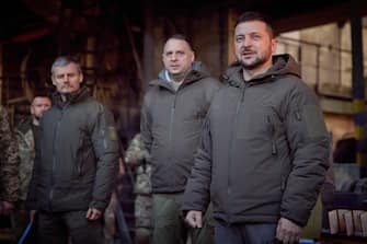 epa10374716 A handout photo made available by the Ukrainian Presidential Press Service shows Ukraine's President Volodymyr Zelensky (R) attending a meeting with Ukrainian servicemen during his visit to Bakhmut, Donetsk region, eastern Ukraine, 20 December 2022, amid Russia's invasion. Zelensky visited the frontline city of Bakhmut where he presented state awards to Ukrainian military personnel, the Ukraine's Presidential office said in a statement. Russian troops entered Ukraine on 24 February 2022 starting a conflict that has provoked destruction and a humanitarian crisis.  EPA/UKRAINIAN PRESIDENTIAL PRESS SERVICE HANDOUT -- MANDATORY CREDIT: UKRAINIAN PRESIDENTIAL PRESS SERVICE -- HANDOUT EDITORIAL USE ONLY/NO SALES