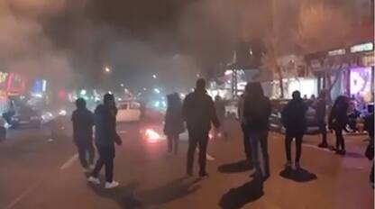 Iran, proteste e blocchi stradali nella notte a Teheran