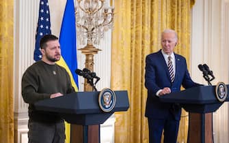 epa10375951 US President Joe Biden (R) and Ukrainian President Volodymyr Zelensky (L) hold a press conference in the East Room of the White House Washington, DC, USA, 21 December 2022. In his first trip out of Ukraine since the Russian invasion began, Zelensky is visiting DC to meet with President Biden and address a joint session of Congress.  EPA/JIM LO SCALZO