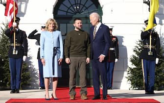 epa10375831 US President Joe Biden (R) and First Lady Jill Biden (L) welcome Ukrainian President Volodymyr Zelensky (C) to the South Lawn of the White House Washington, DC, USA, 21 December 2022. In his first trip out of Ukraine since the Russian invasion began, Zelensky is visiting DC to meet with President Biden and address a joint session of Congress.  EPA/JIM LO SCALZO
