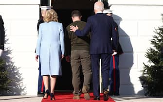 epa10375830 US President Joe Biden (R) and First Lady Jill Biden (L) welcome Ukrainian President Volodymyr Zelensky (C) to the South Lawn of the White House Washington, DC, USA, 21 December 2022. In his first trip out of Ukraine since the Russian invasion began, Zelensky is visiting DC to meet with President Biden and address a joint session of Congress.  EPA/JIM LO SCALZO