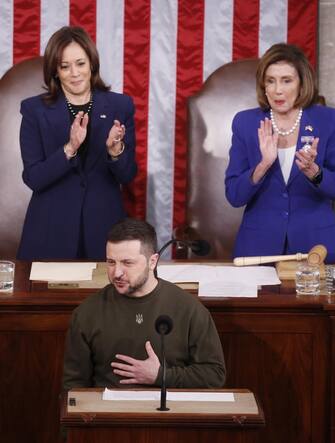 epa10375996 US Vice President Kamala Harris (L) and Speaker of the House Nancy Pelosi (R) applaud during a long ovation before Ukrainian President Volodymyr Zelensky delivers an address to a joint meeting of the United States Congress in the House of Representatives chamber on Capitol Hill in Washington DC, USA, 21 December 2022. Zelensky is on his first known foreign trip since Russia invaded Ukraine more than 300 days ago, travelling to the US on a high-stakes visit to secure support for his war effort.  EPA/MICHAEL REYNOLDS