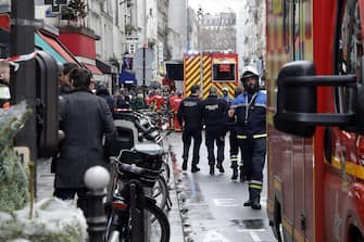 epa10377091 Police and emergency services on 'Rue d'Enghien' following a shooting incident near a Kurdish cultural centre in Paris, France, 23 December 2022. The Paris Police Prefecture annonced on its social media that a suspect was detained in connection to the incident.  EPA/TERESA SUAREZ