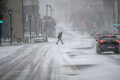 Usa, tempesta di neve e voli cancellati: stato d'emergenza a New York