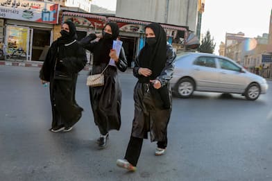 Afghanistan, i talebani vietano alle ong di dare lavoro alle donne