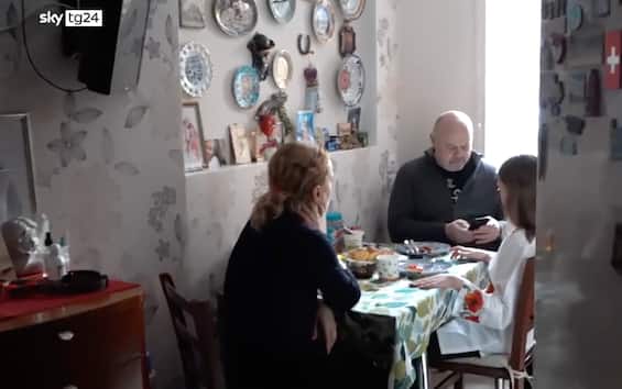 War in Ukraine, Christmas in Kiev between air raids and electricity shortages.  VIDEO