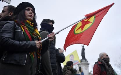Parigi, curdi in piazza dopo l’attacco nella capitale: 11 arresti