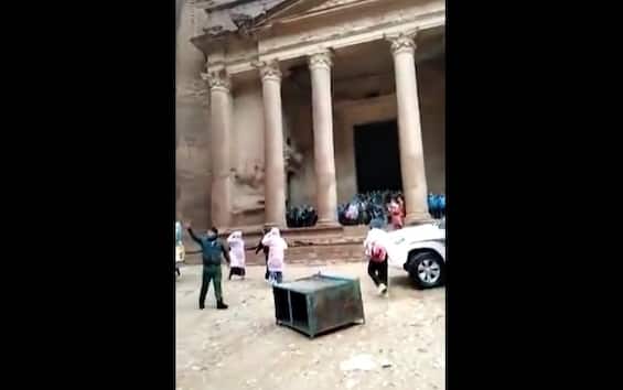 Jordan, Petra flooded by rain: tourists evacuated.  VIDEO