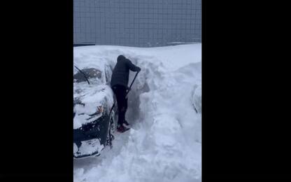 Usa, i Buffalo Bills trovano le auto sommerse dalla neve VIDEO