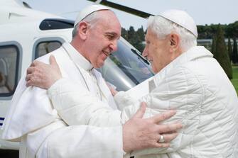 epa03659116 (FILE) A file handout image released by Osservatore Romano on 23 March 2013 shows Pope Francis (L) greeting Pope Emeritus Benedict on his arrival for their meeting in Castel Gandolfo outside Rome, Italy, 23 March 2013. According to media reports 12 April 2013, the Vatican has said that the former pope's health is deteriorating.  EPA/OSERVATORE ROMANO / HANDOUT HANDOUT EDITORIAL USE ONLY/NO SALES