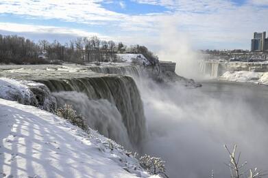 Freddo negli Usa: lo spettacolo delle cascate del Niagara congelate