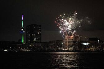 epa10384597 Fireworks are set off at the Erasmus Bridge on New Year's Eve, despite a fireworks ban in Rotterdam, the Netherlands, 31 December 2022.  EPA/TOBIAS KLEUVER