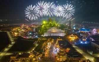 HUAI'AN, CHINA - DECEMBER 31, 2022 - A New Year's Eve fireworks and light show attracts thousands of visitors to the West Tour Park in Huai 'an, East China's Jiangsu province, Dec 31, 2022. (Photo credit should read CFOTO/Future Publishing via Getty Images)
