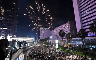 Revellers attend New Year celebrations next to the Selamat Datang (Welcome) Monument at the Hotel Indonesia roundabout in Jakarta on January 1, 2023. (Photo by ADEK BERRY / AFP) (Photo by ADEK BERRY/AFP via Getty Images)