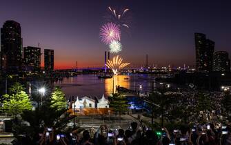 AUSTRALIA NEW YEAR epa10383611 Fireworks lit the sky over the Bolte Bridge during New Year's Eve celebrations in Melbourne, Victoria, Australia, 31 December 2022. EPA/DIEGO FEDELE AUSTRALIA AND NEW ZEALAND OUT