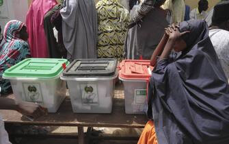 epa07391195 A Nigerian voter waits to cast her ballot in the presidential elections in Kano, Nigeria 23 February 2019.  Nigerians head to the polls to vote in the presidential and parliamentary elections after being delayed by one week by the Independent National Electoral Commission (INEC).  EPA/GEORGE ESIRI