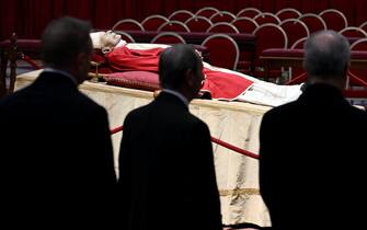 Gli omaggi dei fedeli per l'ultimo saluto a Papa Ratzinger a San Pietro The body of the late Pope Emeritus Benedict XVI (Joseph Ratzinger) lies in state in the Saint Peter's Basilica for public viewing, Vatican City, 02 January 2023. The funeral will take place on Thursday 05 January. ANSA/ETTORE FERRARI
