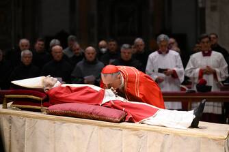 La salma di Benedetto XVI a San Pietro A handout picture provided by the Vatican Media shows the body of the late Pope Emeritus Benedict XVI (Joseph Ratzinger) lies in state in the Saint Peter's Basilica for public viewing, Vatican City, 02 January 2023. The funeral will take place on Thursday 05 January.
ANSA/ VATICAN MEDIA +++ ANSA PROVIDES ACCESS TO THIS HANDOUT PHOTO TO BE USED SOLELY TO ILLUSTRATE NEWS REPORTING OR COMMENTARY ON THE FACTS OR EVENTS DEPICTED IN THIS IMAGE; NO ARCHIVING; NO LICENSING +++ (NPK)
