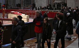 La salma di Benedetto XVI a San Pietro The body of the late Pope Emeritus Benedict XVI (Joseph Ratzinger) lies in state in the Saint Peter's Basilica for public viewing, Vatican City, 02 January 2023. Former Pope Benedict XVI died on 31 December at his Vatican residence, aged 95. For three days, starting from 02 January, the body will lay in state in St Peter's Basilica until the funeral on 05 January. ANSA/ETTORE FERRARI