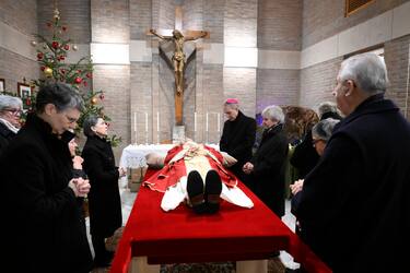 A handout picture provided by the Vatican Media shows the body of the late Pope Emeritus Benedict XVI (Joseph Ratzinger) lies in state in the Saint Peter's Basilica for public viewing, Vatican City, 02 January 2023. The funeral will take place on Thursday 05 January.
ANSA/ VATICAN MEDIA +++ ANSA PROVIDES ACCESS TO THIS HANDOUT PHOTO TO BE USED SOLELY TO ILLUSTRATE NEWS REPORTING OR COMMENTARY ON THE FACTS OR EVENTS DEPICTED IN THIS IMAGE; NO ARCHIVING; NO LICENSING +++ (NPK)
