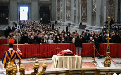 Addio Papa Ratzinger, oltre 65mila fedeli per l'omaggio alla salma