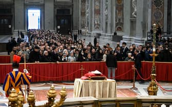 A handout picture provided by the Vatican Media shows faithful pay their respects to Pope Emeritus Benedict XVI (Joseph Ratzinger) whose body lies in state in the Saint Peter's Basilica for public viewing, Vatican City, 02 January 2023. The funeral will take place on Thursday 05 January.  ANSA/ VATICAN MEDIA +++ ANSA PROVIDES ACCESS TO THIS HANDOUT PHOTO TO BE USED SOLELY TO ILLUSTRATE NEWS REPORTING OR COMMENTARY ON THE FACTS OR EVENTS DEPICTED IN THIS IMAGE;  NO ARCHIVING;  NO LICENSING +++ (NPK)