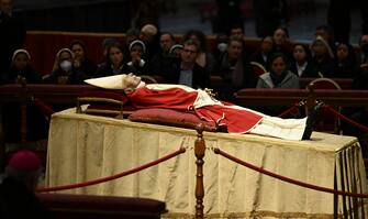 The body of the late Pope Emeritus Benedict XVI (Joseph Ratzinger) lies in the state in the Saint Peter Basilica for public viewing, Vatican City, 02 January 2023. Former Pope Benedict XVI died on 31 December at his Vatican residence, age 95. For three days, starting from 02 January, the body will lay in state in St PeterÕs Basilica until the funeral on 05 January.   ANSA/MAURIZIO BRAMBATTI