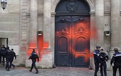Francia, ambientalisti imbrattano palazzo premier a Parigi: arrestati