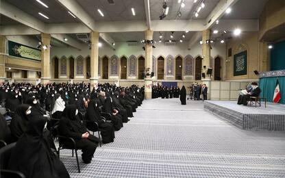 Iran, la guida suprema Khamenei: "Donne in Occidente stanno soffrendo"