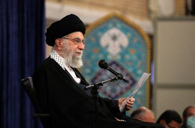 Iran, Khamenei concede grazia a migliaia detenuti, anche manifestanti