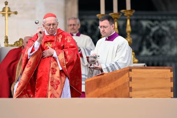 Who is Giovan Battista Re, the cardinal who celebrated Ratzinger’s funeral with the Pope