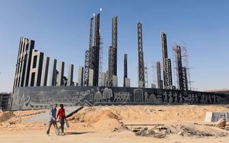 epa10180147 Workers at a construction site of the New Administrative Capital (NAC), some 45km east of Cairo, Egypt, 12 September 2022. The new city is located 45 kilometers east of Cairo, in an area halfway to the seaport city of Suez, and according to plans, main government departments and ministries will be relocated in the new city.  EPA/KHALED ELFIQI