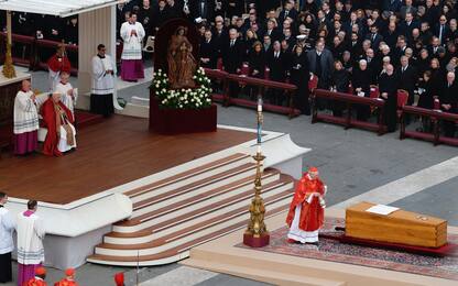 Funerali Papa Ratzinger, folla di 50mila fedeli: "Santo subito"