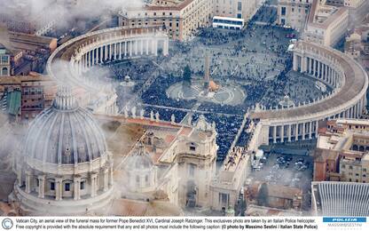 Funerali Papa Ratzinger, le foto dall'alto di Massimo Sestini