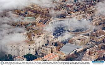 funerali papa ratzinger Vatican City - an aerial view of the funeral mass of former Pope Benedict XVI, Cardinal Joseph Ratzinger, at St. Peter’s Square with Pope Francis as presider 2023-01-05. This exclusive picture taken by an helicopter of the Italian Police. Free copyright only, at condition that it is captioned: © photo by Massimo Sestini courtesy of Italian State Police
Città del Vaticano - veduta aerea del funerale dell'ex Papa Benedetto XVI, Cardinale Joseph Ratzinger, presieduta da Papa Francesco in Piazza San Pietro 2023-01-05. Fotografia esclusiva scattata da un elicottero della Polizia italiana. Può essere utilizzata, a condizione che sia indicato nella didascalia: © Massimo Sestini/Polizia di Stato