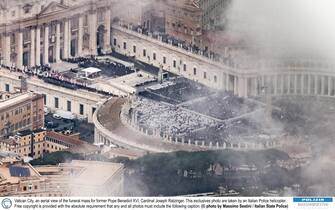 Vatican City - an aerial view of the funeral mass of former Pope Benedict XVI, Cardinal Joseph Ratzinger, at St. Peter’s Square with Pope Francis as presider 2023-01-05. This exclusive picture taken by an helicopter of the Italian Police. Free copyright only, at condition that it is captioned: © photo by Massimo Sestini courtesy of Italian State Police
Città del Vaticano - veduta aerea del funerale dell'ex Papa Benedetto XVI, Cardinale Joseph Ratzinger, presieduta da Papa Francesco in Piazza San Pietro 2023-01-05. Fotografia esclusiva scattata da un elicottero della Polizia italiana. Può essere utilizzata, a condizione che sia indicato nella didascalia: © Massimo Sestini/Polizia di Stato