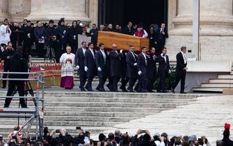 Fedeli in piazza San Pietro per i funerali di Ratzinger The coffin arrives for the funeral ceremony of Pope Emeritus Benedict XVI (Joseph Ratzinger), in Saint Peter's Square, Vatican City, 05 January 2023. Former Pope Benedict XVI died on 31 December 2022 at his Vatican residence, at the age 95.
ANSA/MASSIMO PERCOSSI