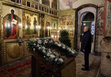 Natale ortodosso, la "solitudine" di Putin nella messa al Cremlino