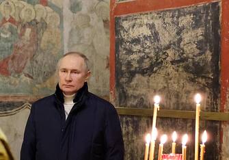 epa10393318 Russian President Vladimir Putin attends a Christmas service at the Annunciation Cathedral in the Kremlin in Moscow, Russia, 06 January 2023. The Russian Orthodox church celebrates Christmas on 07 January according to the Julian calendar.  EPA/MIKHAEL KLIMENTYEV / SPUTNIK / KREMLIN POOL