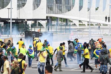 Brasile, i sostenitori di Bolsonaro assaltano area Congresso. FOTO