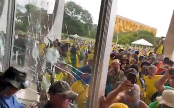 Brasilia governor removed after assault on Parliament  400 arrests