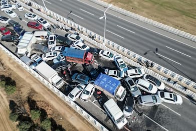 Cina, grave incidente stradale nell'Est: 19 morti e 20 feriti