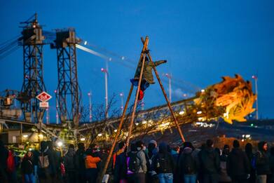 Germania, proteste a Luetzerath sgomberato per miniera carbone