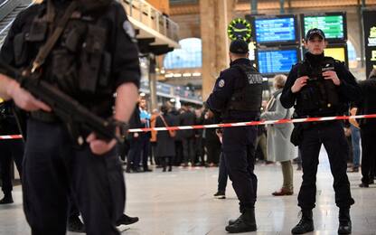 Parigi, uomo accoltella diverse persone alla Gare du Nord. Arrestato