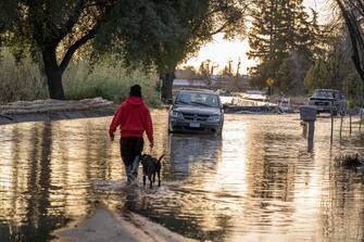 epa10399310 W North Bear Creek Drive along Bear Creek was flooded after another wave of storms in Merced, California, USA, 10 January 2023. California Governor Gavin Newsom proclaimed a state of emergency due to the winter storms. Many California counties are under flood warnings.  EPA/LIPO CHING
